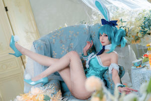 [COS Welfare] A blogueira de anime A Bao também é uma garota de coelho - coelho branco miku