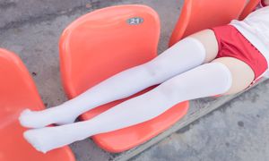 [Cánh đồng gió] NO.112 Cô gái mặc bộ đồ thể dục bằng lụa trắng trên sân thể thao