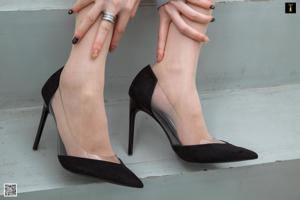 ミス・ミュー「ガールフレンドの階段での出会い」[IESSにとって楽しい]ストッキングの美しい脚
