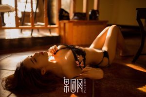 "Une fille blonde révèle hardiment ses seins, ses beaux dos, sa taille et ses hanches" [Fruituan Girlt] Xiong Chuan Jixin No.004