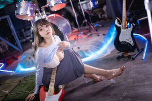 [Net Red COSER Photo] Une fille bidimensionnelle embrasse Mo Zi aa-guitar sister